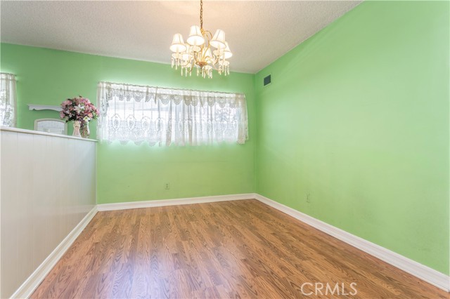 Detail Gallery Image 9 of 34 For 8811 Hayvenhurst Ave, North Hills,  CA 91343 - 4 Beds | 2 Baths