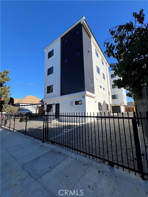 1128 Ardmore, Los Angeles CA: https://media.crmls.org/medias/c0fcc5bf-c158-4034-91f8-a7300a3633e5.jpg