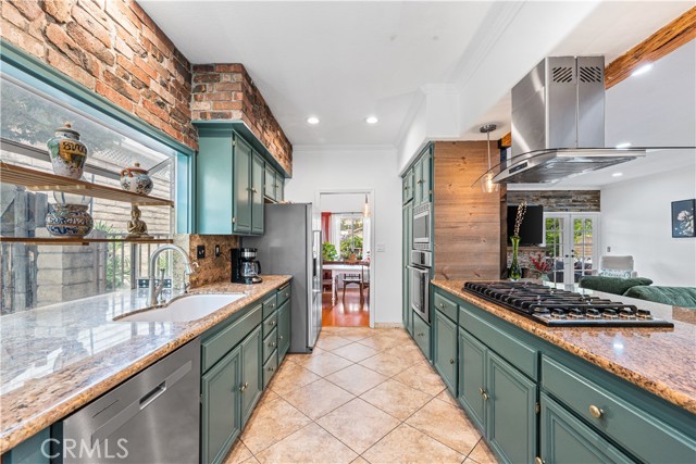 Detail Gallery Image 14 of 44 For 28314 Easton Ln, Saugus,  CA 91350 - 6 Beds | 3 Baths