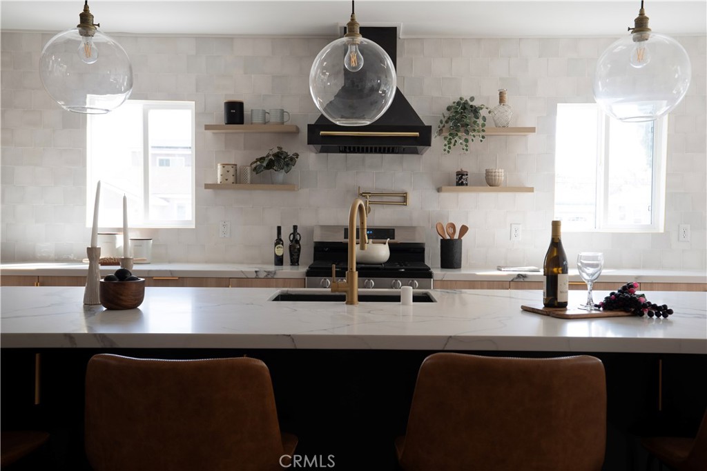 https://media.crmls.org/medias/c0fe5191-8a6a-4cdd-a5bd-e0c4fd5d671a.jpg?preset=X-Large