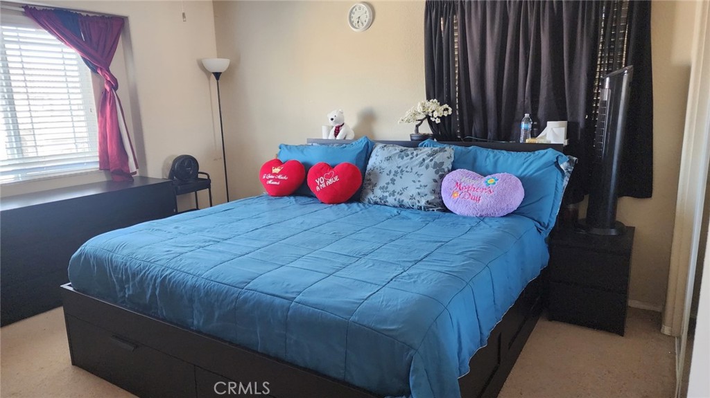 https://media.crmls.org/medias/c1001dfa-1a5b-42f9-9914-3eaacd1a8578.jpg?preset=X-Large