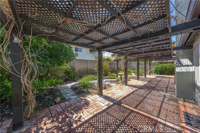9622 Caithness Drive, Huntington Beach CA: https://media.crmls.org/medias/c1022044-d190-4a2b-9ec4-86c239324c70.jpg