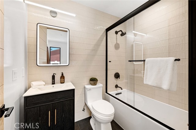 555 N Plymouth Boulevard, Los Angeles CA: https://media.crmls.org/medias/c1025f74-a374-4d65-b8fe-041f4dcadf57.jpg