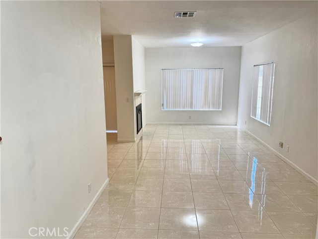 Detail Gallery Image 4 of 18 For 18319 Hart St #3,  Reseda,  CA 91335 - 4 Beds | 4 Baths