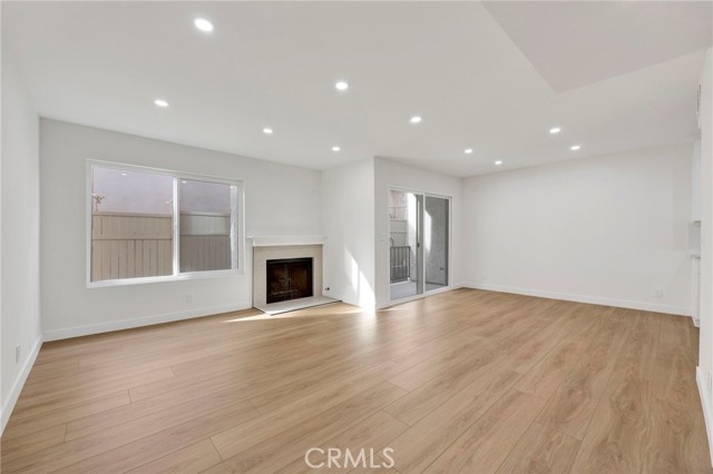 Detail Gallery Image 5 of 30 For 17303 Chatsworth St #4,  Granada Hills,  CA 91344 - 2 Beds | 1/1 Baths