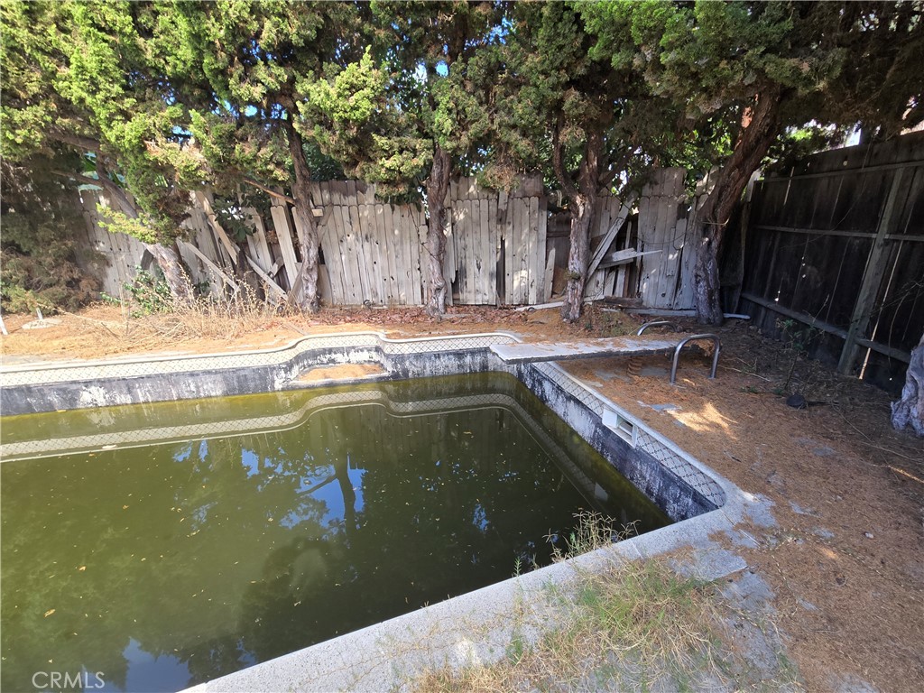 https://media.crmls.org/medias/c105fd37-8b7d-41e1-baf2-ee20f50668ef.jpg?preset=X-Large