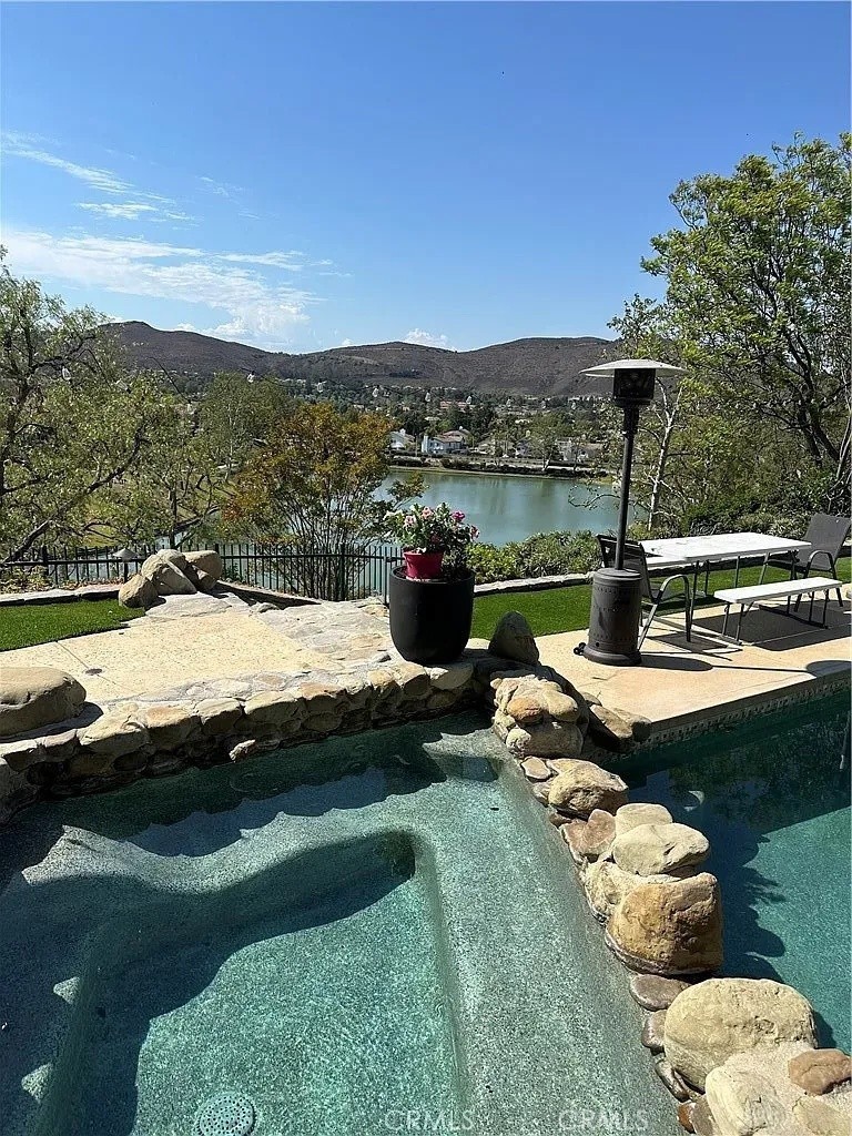 https://media.crmls.org/medias/c1073d96-2f07-4943-8ee3-e15892c44cda.jpg?preset=X-Large
