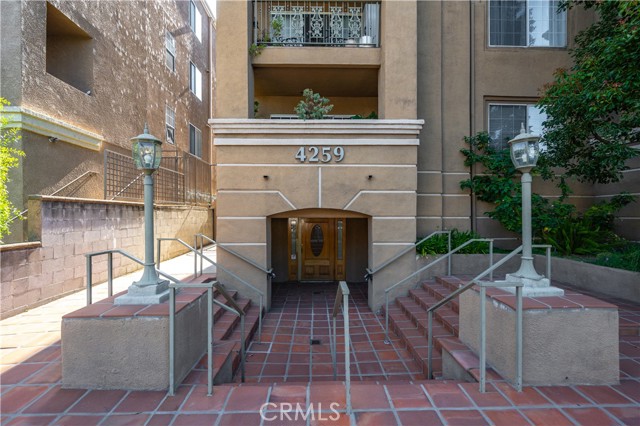 4259 Fulton Avenue, Sherman Oaks CA: https://media.crmls.org/medias/c109363b-d4a3-4692-bc4e-3d98f967a90e.jpg