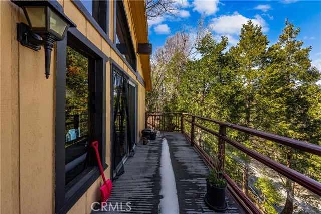 24333 Horst Drive, Crestline CA: https://media.crmls.org/medias/c109abca-0abe-4e93-9876-46ffb8d50505.jpg