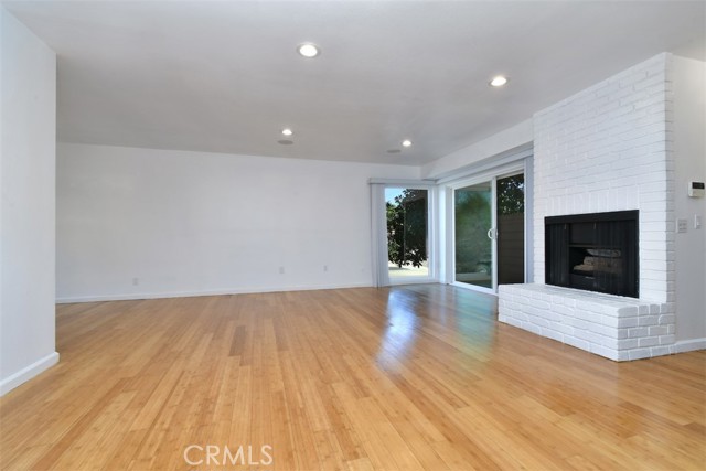 Detail Gallery Image 7 of 32 For 7240 Shirley #101,  Reseda,  CA 91335 - 3 Beds | 3 Baths