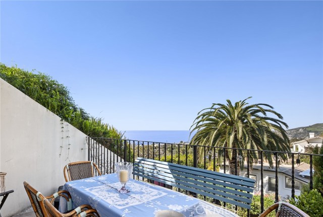 Detail Gallery Image 10 of 31 For 2100 Crestview Dr, Laguna Beach,  CA 92651 - 3 Beds | 2/1 Baths