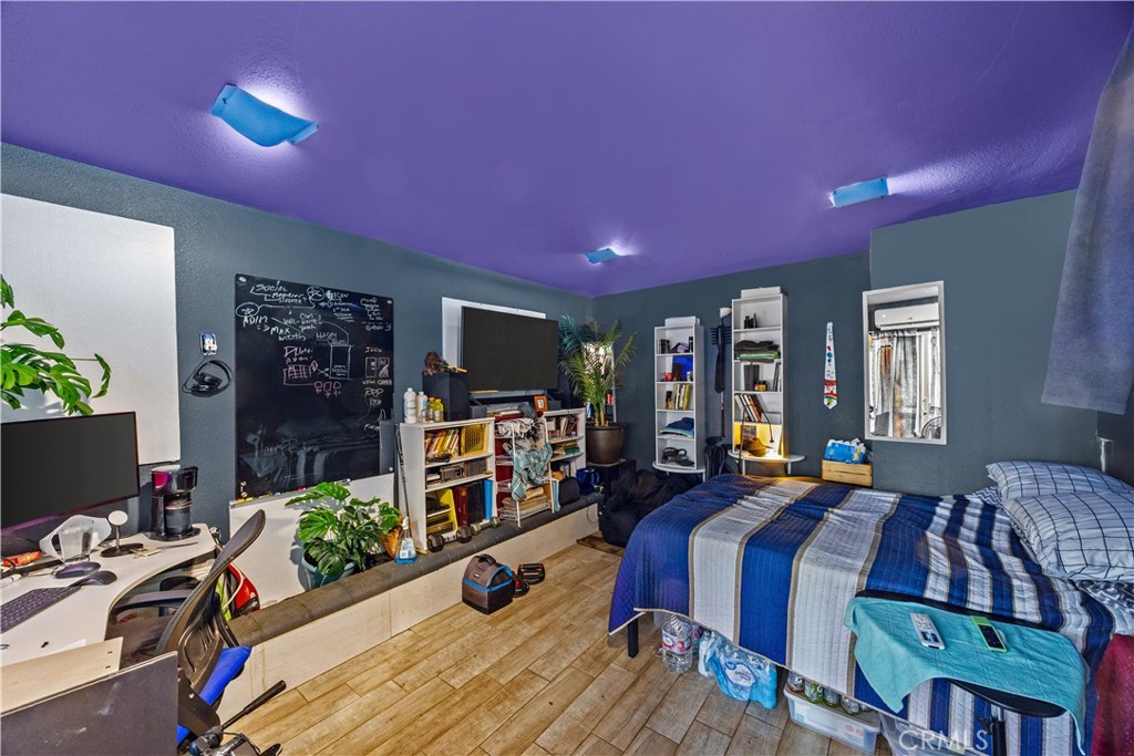 https://media.crmls.org/medias/c10d7799-346d-4fc4-98b7-0664555378c6.jpg?preset=X-Large