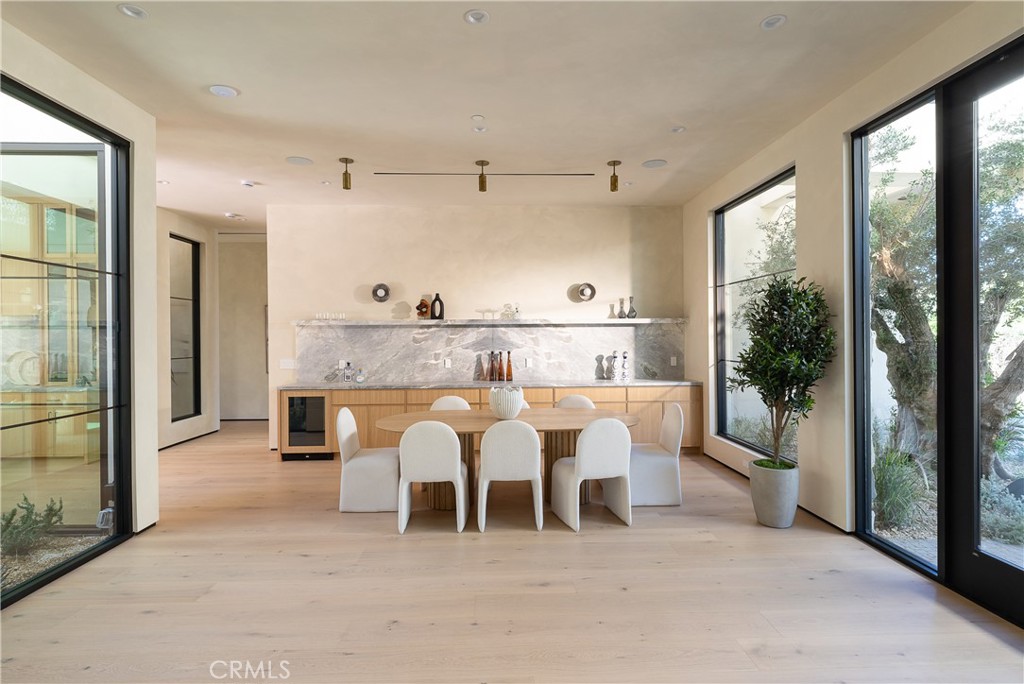 https://media.crmls.org/medias/c1105d7a-ecae-42df-9ffa-6643a59a5d57.jpg?preset=X-Large