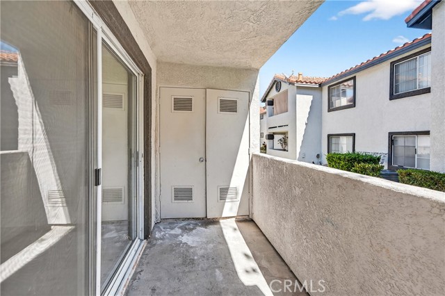 16377 Lakeshore, Lake Elsinore CA: https://media.crmls.org/medias/c111ca61-2f4d-4303-ae0c-371be259dcb2.jpg