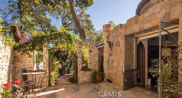 Detail Gallery Image 14 of 18 For 8978 Wonderland Ave, Los Angeles,  CA 90046 - 3 Beds | 2/1 Baths