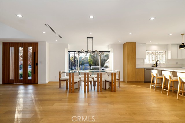 Detail Gallery Image 5 of 47 For 9742 Farralone, Chatsworth,  CA 91311 - 4 Beds | 3/1 Baths