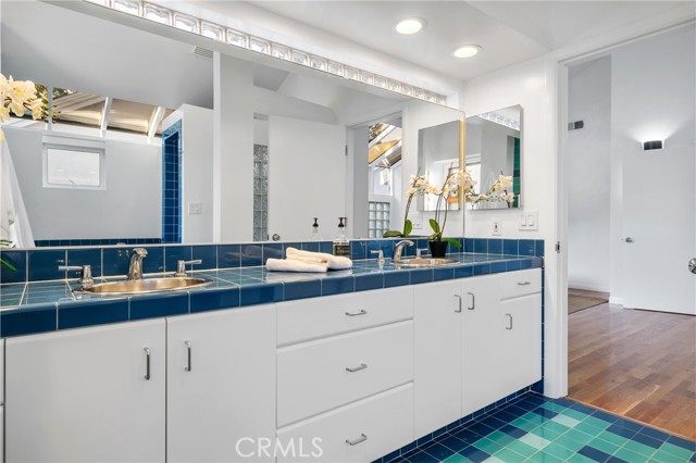 2704 Laurel Avenue, Manhattan Beach, California 90266, 4 Bedrooms Bedrooms, ,4 BathroomsBathrooms,Residential,Sold,Laurel,SB22216035