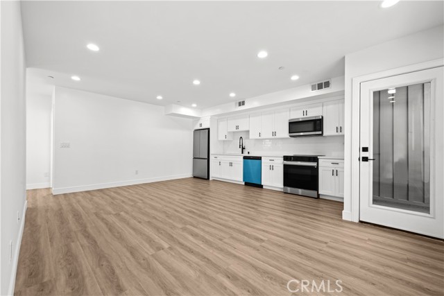 Detail Gallery Image 7 of 28 For 6700 Kester Ave, Van Nuys,  CA 91405 - 4 Beds | 4 Baths