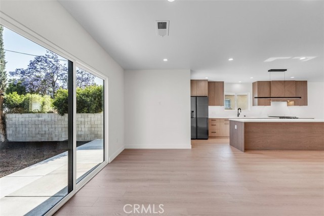 11240 Lull Street, Sun Valley CA: https://media.crmls.org/medias/c11df540-9bef-43e7-8e1a-b956ae205763.jpg