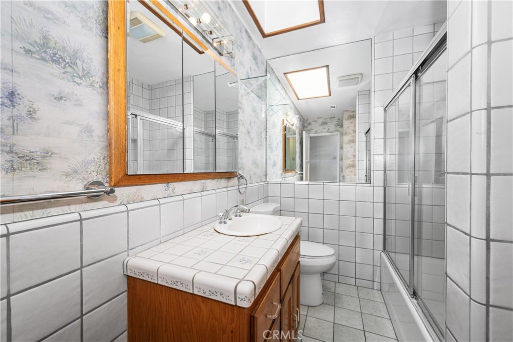 https://media.crmls.org/medias/c11fc427-8d13-41e0-a4e8-538b4dba95d3.jpg?preset=X-Large