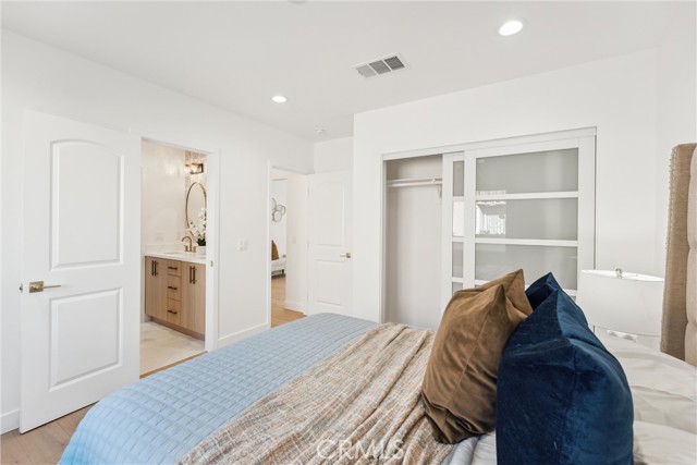 3945 S Norton Avenue, Los Angeles CA: https://media.crmls.org/medias/c121d487-fec1-4935-8c0d-62161574881a.jpg