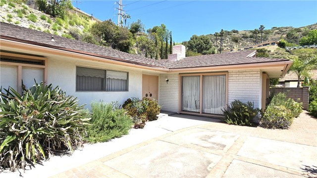 Detail Gallery Image 1 of 17 For 2463 Las Positas Rd, Glendale,  CA 91208 - 3 Beds | 2 Baths