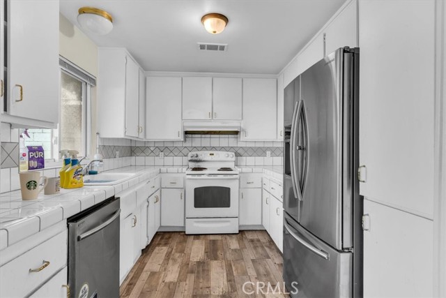 Detail Gallery Image 6 of 20 For 13806 Red Hill, Victorville,  CA 92395 - 4 Beds | 2 Baths