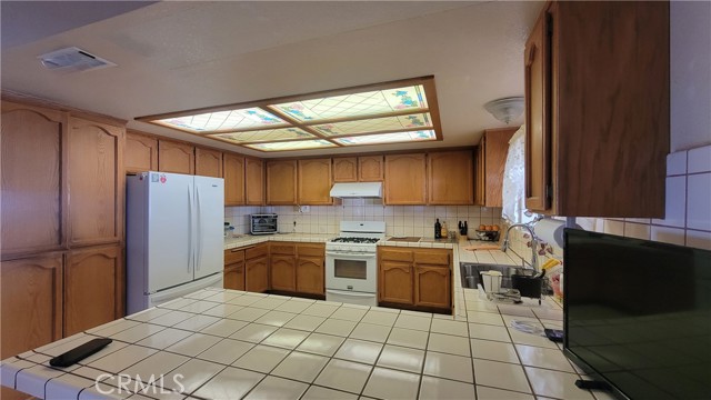 Detail Gallery Image 7 of 57 For 8756 Oakwood Ave, Hesperia,  CA 92345 - 7 Beds | 6 Baths