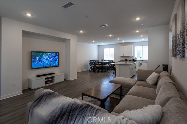 Detail Gallery Image 2 of 20 For 2640 Sprout #104,  Corona,  CA 92883 - 3 Beds | 2/1 Baths