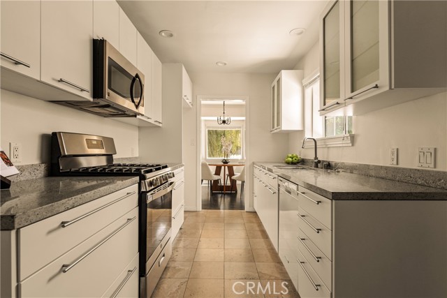 Detail Gallery Image 7 of 22 For 15233 Camarillo St, Sherman Oaks,  CA 91403 - 5 Beds | 4 Baths