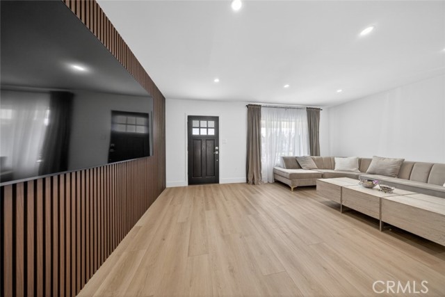 Detail Gallery Image 7 of 33 For 17007 Bassett St, Van Nuys,  CA 91406 - 4 Beds | 2 Baths