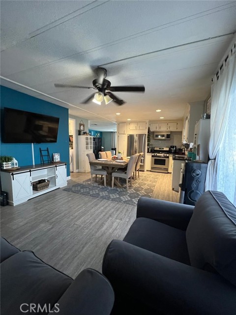 Detail Gallery Image 9 of 34 For 201 W Collins Ave #40,  Orange,  CA 92867 - 2 Beds | 2 Baths