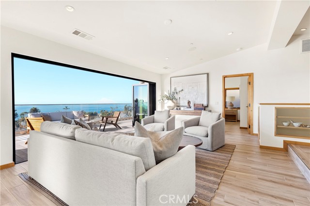 Detail Gallery Image 6 of 41 For 206 Grandview St, Laguna Beach,  CA 92651 - 3 Beds | 3 Baths