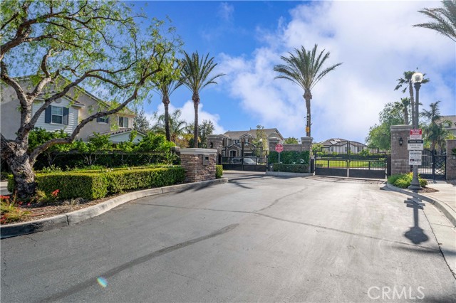 15601 N Peak Lane, Fontana CA: https://media.crmls.org/medias/c138ffaf-370c-4bd0-86d4-2f327bafb5b8.jpg