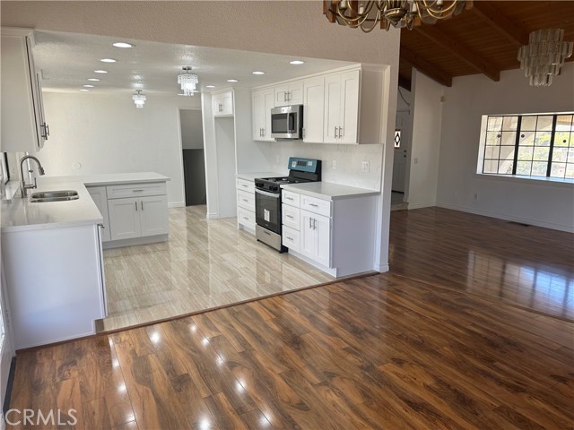 Detail Gallery Image 10 of 36 For 16485 Wintun Rd, Apple Valley,  CA 92307 - 5 Beds | 2/1 Baths