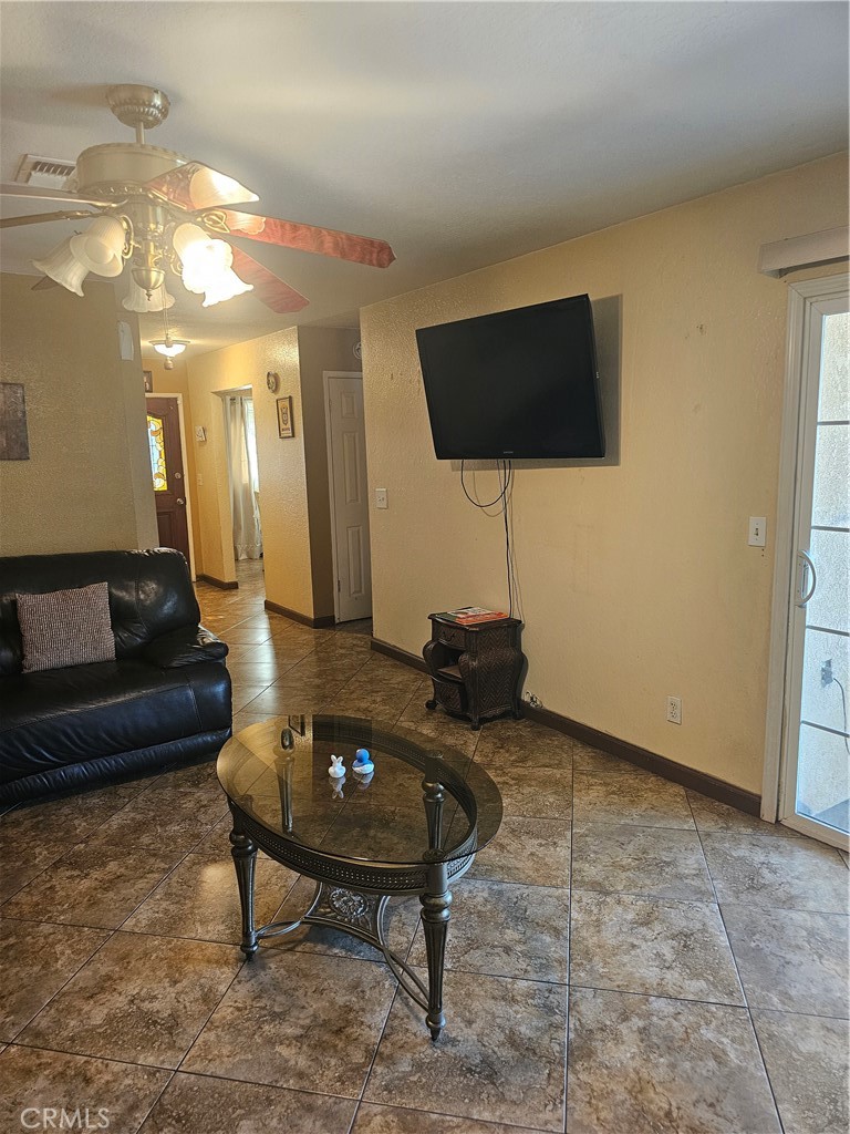 https://media.crmls.org/medias/c13a1883-8392-492d-924a-60701d4d4de7.jpg?preset=X-Large