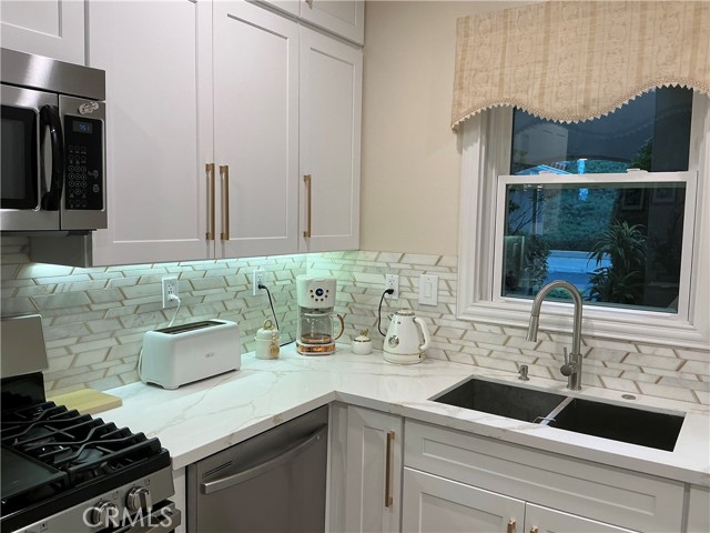 Detail Gallery Image 11 of 44 For 508 Bannister Way #B,  Simi Valley,  CA 93065 - 3 Beds | 2/1 Baths