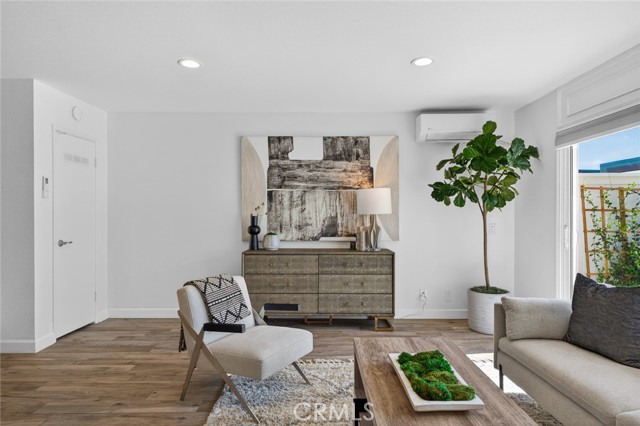 Detail Gallery Image 10 of 33 For 1074 Buckingham, Newport Beach,  CA 92660 - 2 Beds | 2/1 Baths