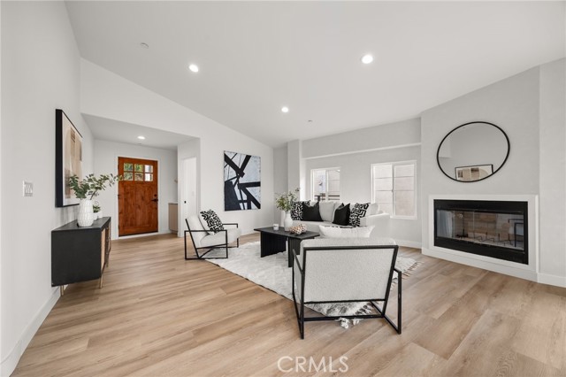 Detail Gallery Image 2 of 32 For 2391 Yorkshire Dr, Los Angeles,  CA 90065 - 3 Beds | 2/1 Baths
