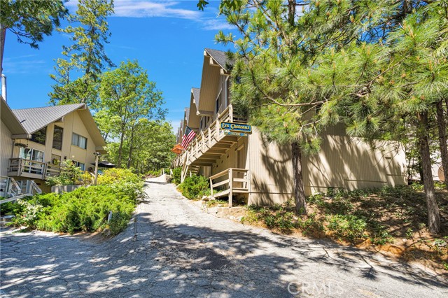 Detail Gallery Image 4 of 33 For 932 Lucerne Ln #6,  Lake Arrowhead,  CA 92352 - 3 Beds | 2 Baths