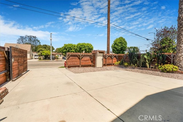 2481 S Bundy Drive, Los Angeles CA: https://media.crmls.org/medias/c141b16c-c097-41cc-98be-0b8047b4e219.jpg