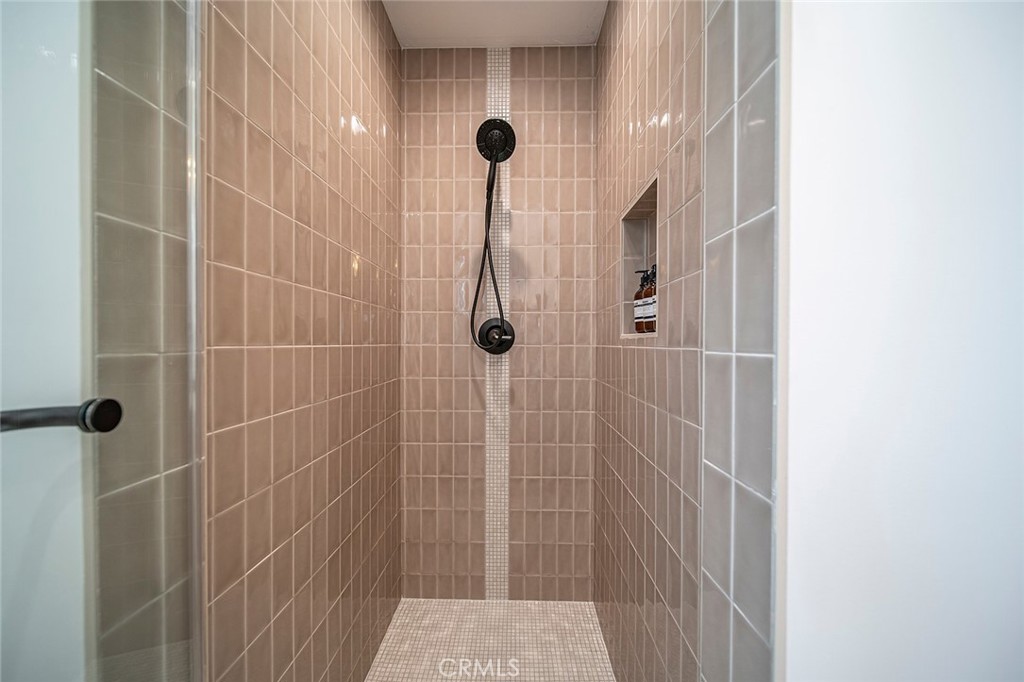 https://media.crmls.org/medias/c1420866-a63b-46e0-9b6f-944ae936e44d.jpg?preset=X-Large