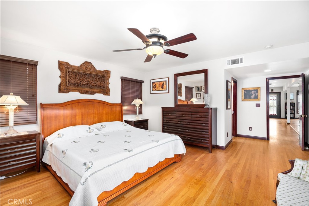 https://media.crmls.org/medias/c142688b-ebb0-4cf8-b026-c72f6cb040cc.jpg?preset=X-Large