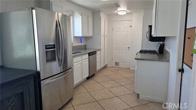 Detail Gallery Image 6 of 18 For 7079 Cienega, Highland,  CA 92346 - 5 Beds | 2/1 Baths