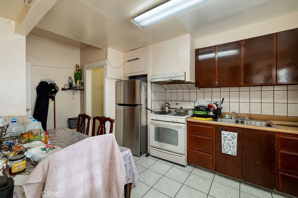 https://media.crmls.org/medias/c14a4829-cde0-4390-b10d-30cd55c8bbe7.jpg?preset=X-Large