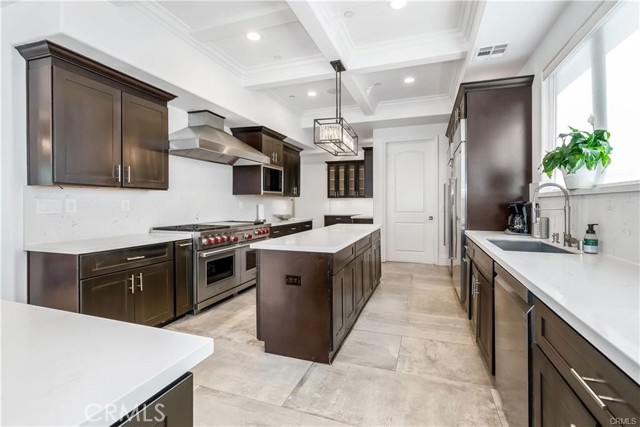 Detail Gallery Image 7 of 65 For 9484 Gloaming Dr, Beverly Hills,  CA 90210 - 4 Beds | 4 Baths