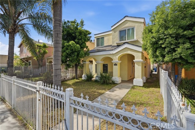 Detail Gallery Image 2 of 28 For 10105 S Main St, Los Angeles,  CA 90003 - 3 Beds | 2/1 Baths