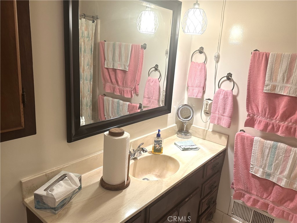 https://media.crmls.org/medias/c14e28e6-ecf6-4614-8cb4-f0f48e844ea9.jpg?preset=X-Large