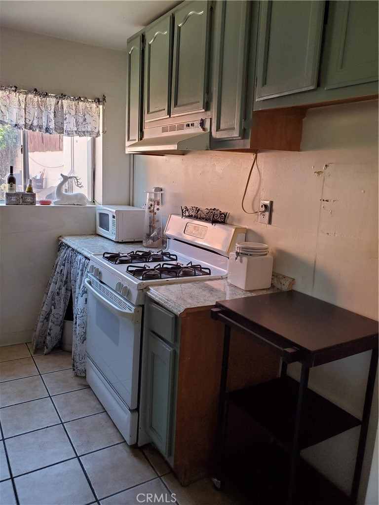 https://media.crmls.org/medias/c14f43fd-b9c0-4539-a29c-cbd37c809288.jpg?preset=X-Large