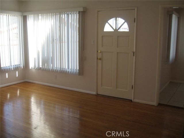 560 W Hamilton Avenue, San Pedro CA: https://media.crmls.org/medias/c150b175-a3b0-4565-ad65-c4f411eadf6a.jpg
